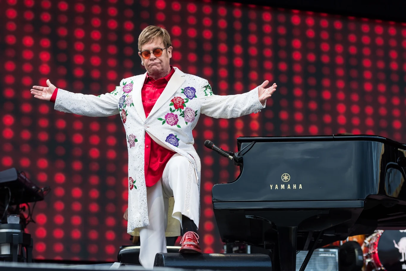 Elton John - ten brytyjski piosenkarz, kompozytor i pianista właściwie nazywa się Reginald Kenneth Dwight.