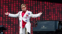 Elton John - ten brytyjski piosenkarz, kompozytor i pianista właściwie nazywa się Reginald Kenneth Dwight.