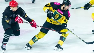 Zawodnik Tauronu KH GKS Katowice Mikołaj Łopuski (P) i Damian Kapica (L) z Comarch Cracovii