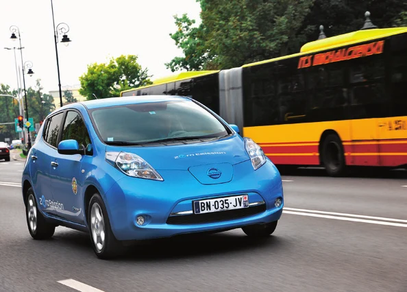 AUTA ELEKTRYCZNE mogą legalnie korzystać z buspasów, o ile nie mają dodatkowego silnika spalinowego. 