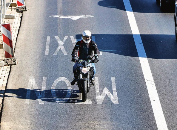 MOTOCYKLIŚCI ci również mogą korzystać z buspasa - pod warunkiem że wyrazi na to zgodę zarządca drogi.