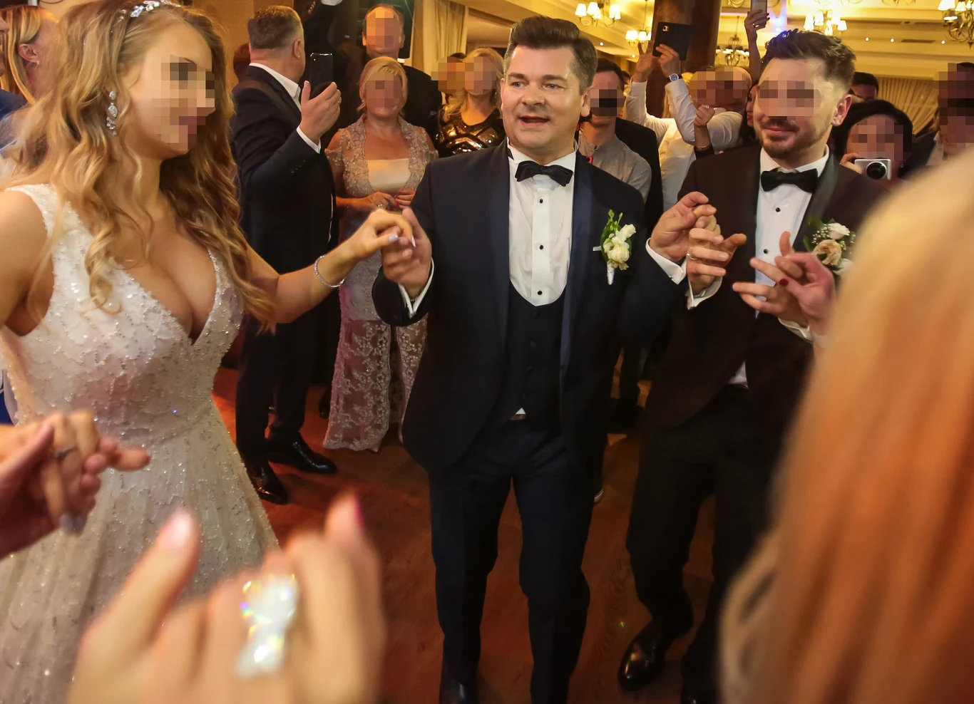 Zenon Martyniuk z synem i synową podczas wesela Zenon Martyniuk z synem i synową podczas wesela