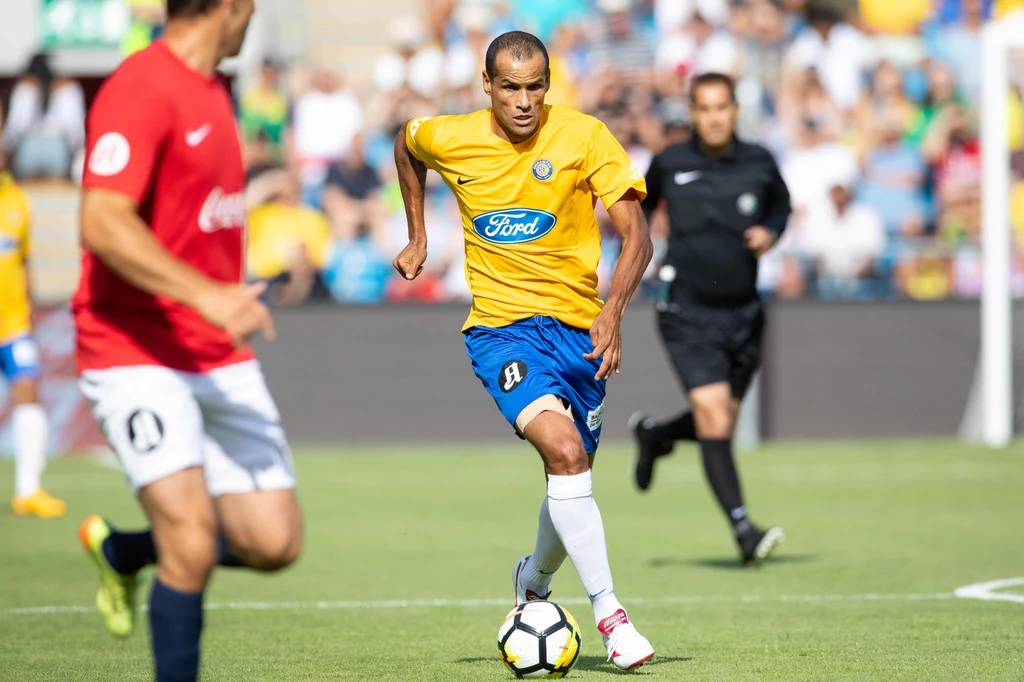 Rivaldo (w środku) Rivaldo (w środku)
