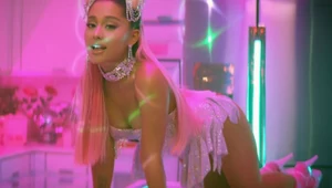 Ariana Grande w teledysku "7 Rings"