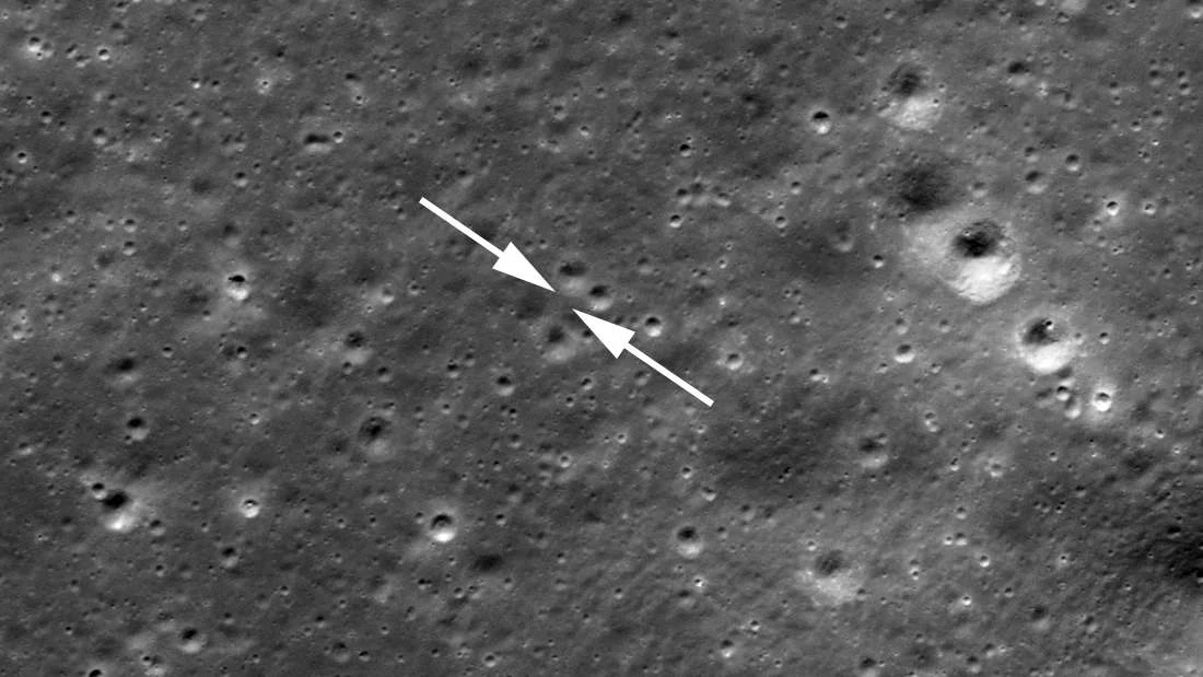 Sonda Chang'e-4 wylądowała na Księżycu dokładnie między wskazującymi strzałkami Sonda Chang'e-4 wylądowała na Księżycu dokładnie między wskazującymi strzałkami