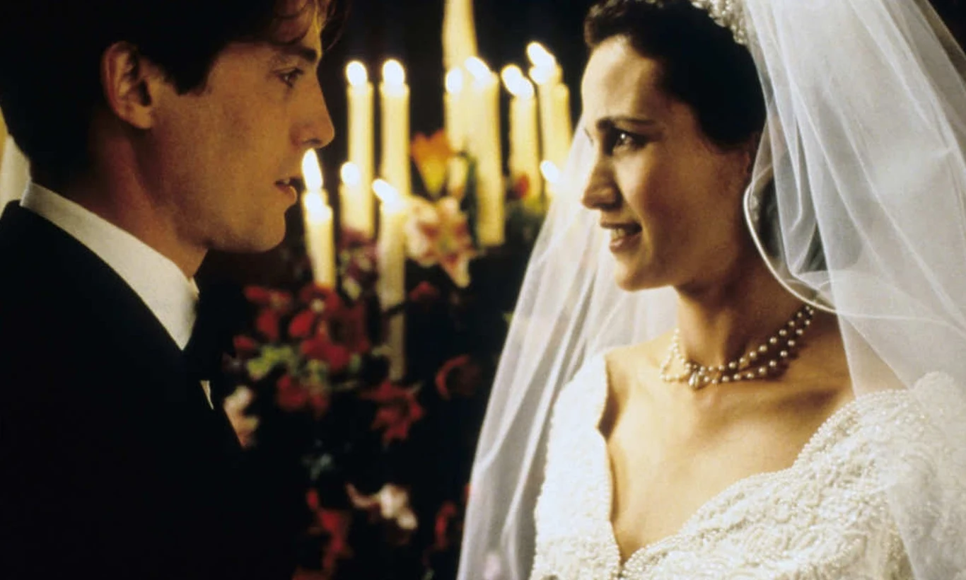 Światową sławę Hugh Grant zdobył w 1994 roku, dzięki występowi w głośnym filmie "Cztery wesela i pogrzeb" w reżyserii Mike'a Newella, z Andie MacDowell i Kristin Scott Thomas u boku. Za tę rolę aktor otrzymał Złoty Glob, nagrodę BAFTA i London Critics Circle Film Award. Następnie Grant wystąpił m.in. w nagrodzonej Oscarem ekranowej adaptacji powieści Jane Austen "Rozważna i romantyczna" Anga Lee oraz w komedii Chrisa Columbusa "Dziewięć miesięcy" z Julianne Moore. 

Na zdjęciu: Hugh Grant i Andie MacDowell w filmie "Cztery wesela i pogrzeb"