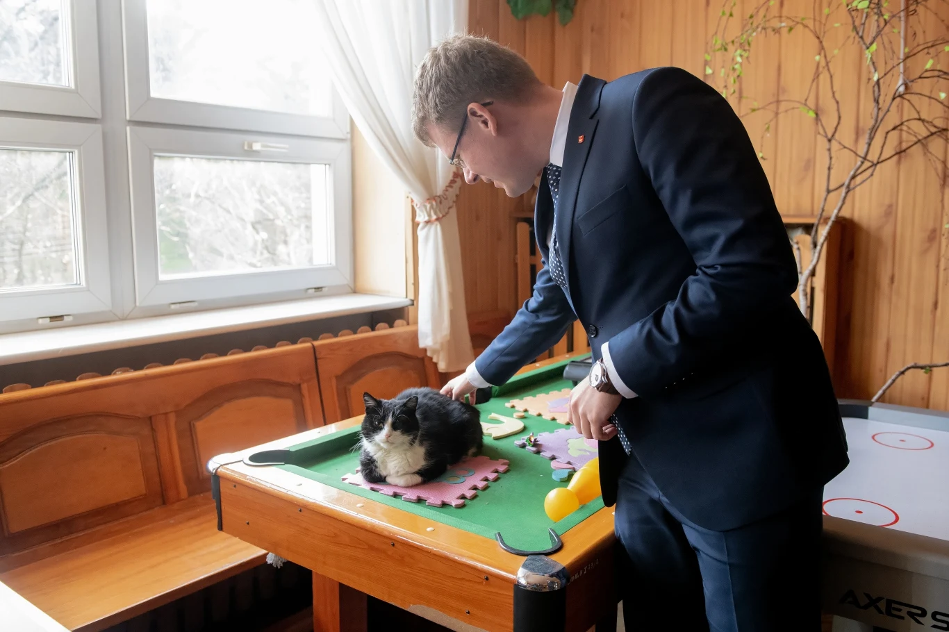 Wiceprezydent Łodzi Adam Wieczorek i kot - ostatni mieszkaniec budynku, ale też z zapewnioną nową rodziną Wiceprezydent Łodzi Adam Wieczorek i kot - ostatni mieszkaniec budynku, ale też z zapewnioną nową rodziną