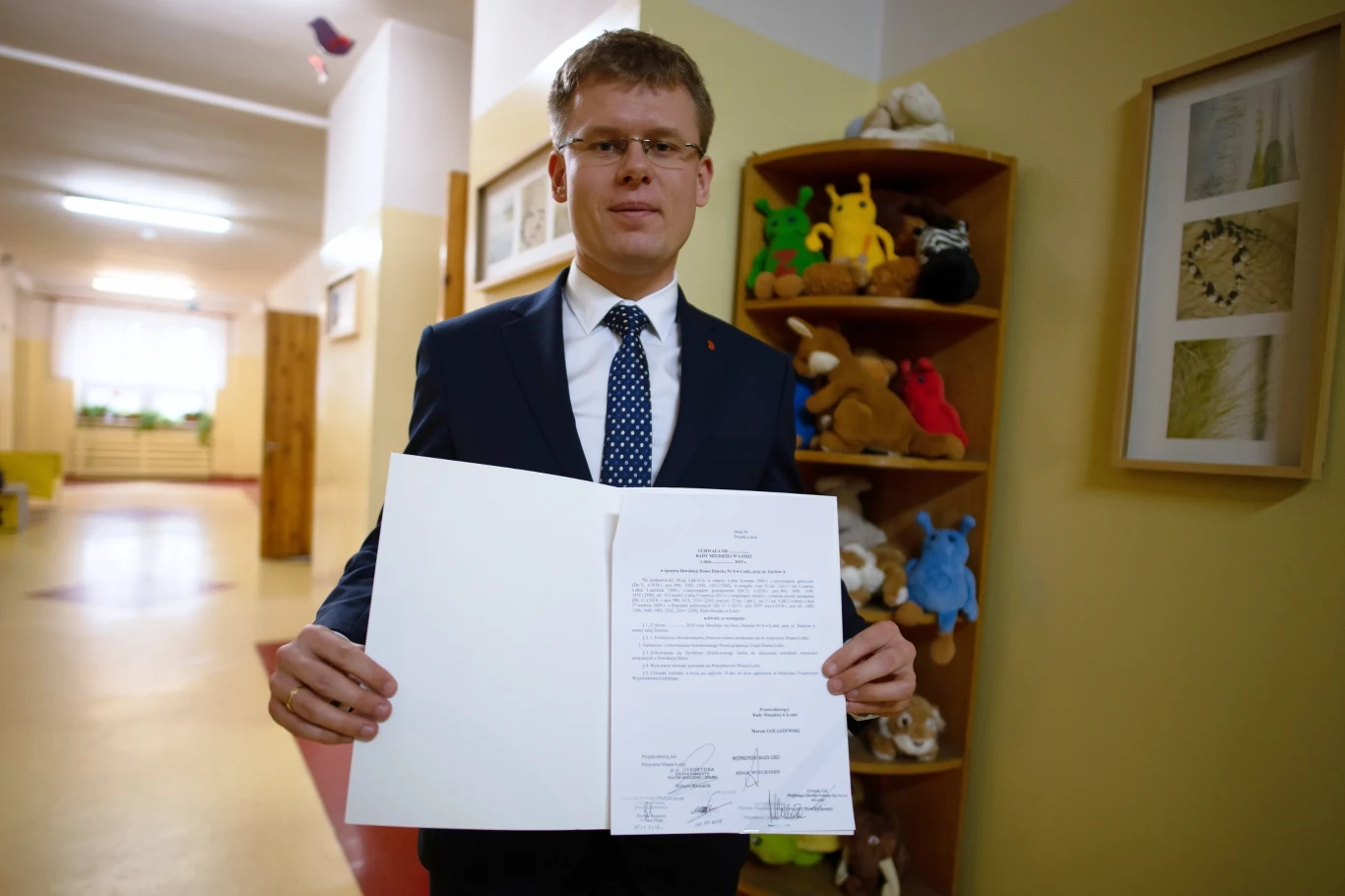 Wiceprezydent Łodzi Adam Wieczorek z projektem uchwały wygaszającej placówkę Wiceprezydent Łodzi Adam Wieczorek z projektem uchwały wygaszającej placówkę