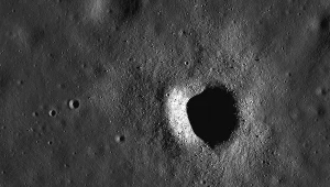 Kratery na powierzchni Księżyca. Głazy wokół jednego z nich sugerują dużą różnicę wieku między kraterami