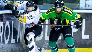 Hokeista GKS-u Tychy Aleksiej Jafimenka (z lewej) i Krzysztof Kantor z JKH GKS-u Jastrzębie