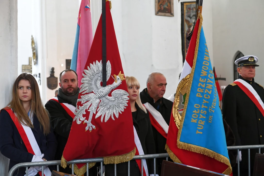 Świątynia jest wypełniona po brzegi, tłumy zapełniają też okoliczne ulice historycznego centrum miasta. Świątynia jest wypełniona po brzegi, tłumy zapełniają też okoliczne ulice historycznego centrum miasta.