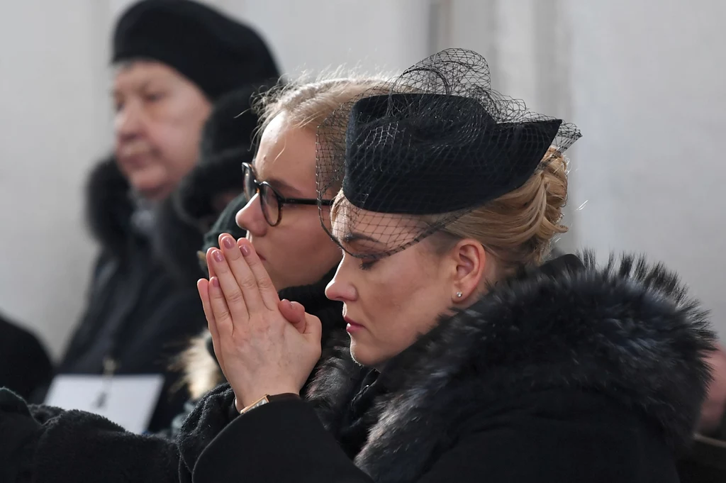 Żona zmarłego Magdalena Adamowicz i córka Antonina Adamowicz podczas mszy pogrzebowej. Żona zmarłego Magdalena Adamowicz i córka Antonina Adamowicz podczas mszy pogrzebowej.
