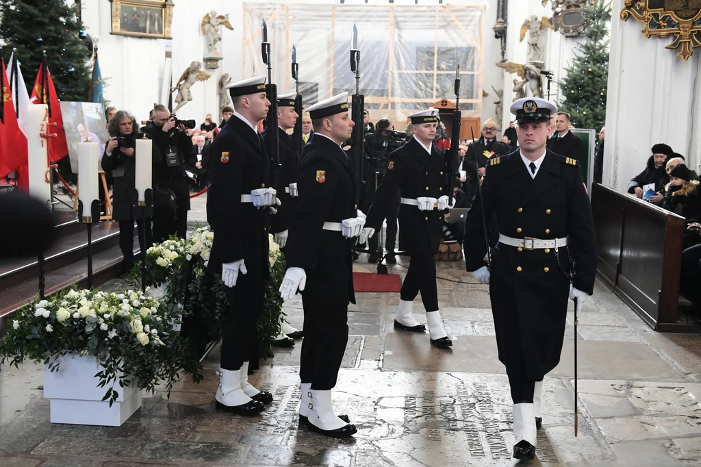 Świątynia jest wypełniona po brzegi, tłumy zapełniają też okoliczne ulice historycznego centrum miasta. Świątynia jest wypełniona po brzegi, tłumy zapełniają też okoliczne ulice historycznego centrum miasta.