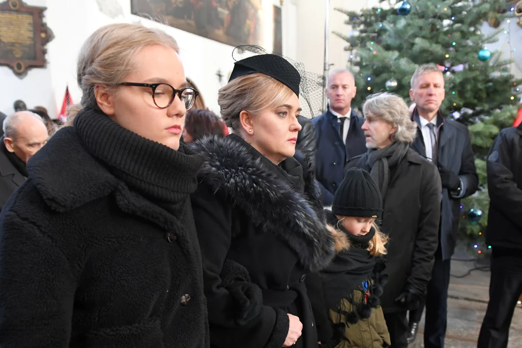 Żona Pawła Adamowicza - Magdalena oraz córki prezydenta Gdańska - 15-letnia Antonina i ośmioletnia Teresa Żona Pawła Adamowicza - Magdalena oraz córki prezydenta Gdańska - 15-letnia Antonina i ośmioletnia Teresa
