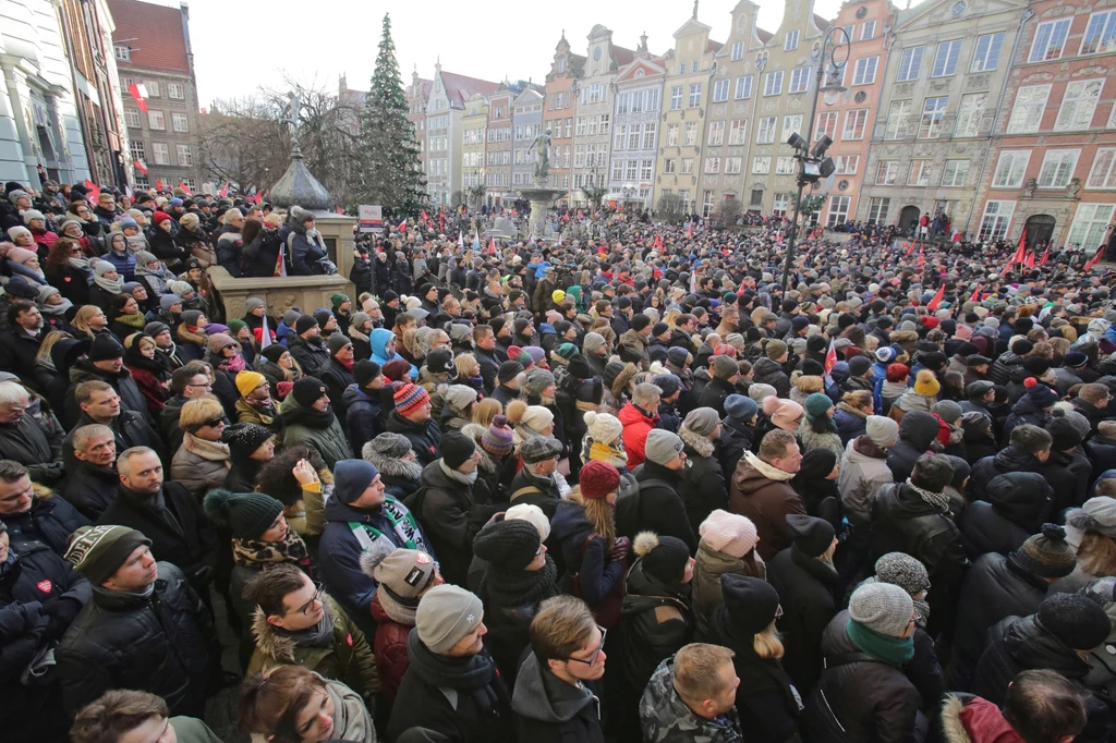Ludzie zgromadzeni na ulicach Gdańska oglądają transmisję pogrzebu. Ludzie zgromadzeni na ulicach Gdańska oglądają transmisję pogrzebu.