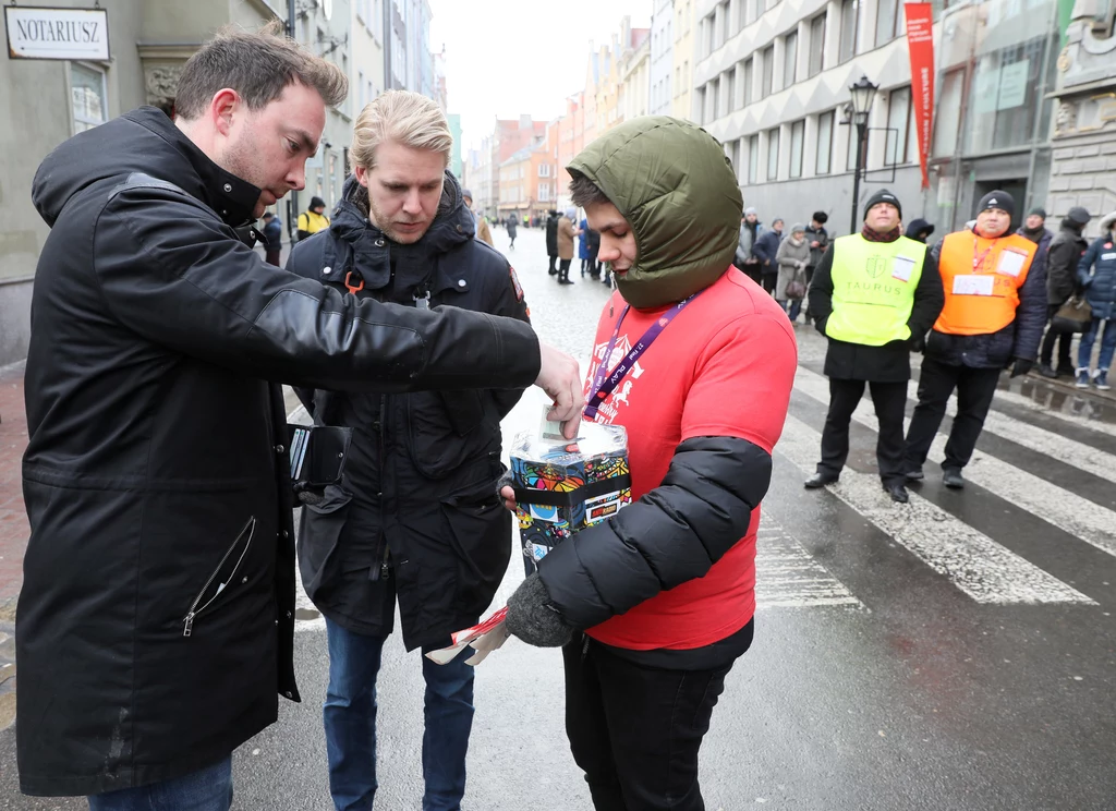Przed kościołem trwa zbiórka na WOŚP. Przed kościołem trwa zbiórka na WOŚP.