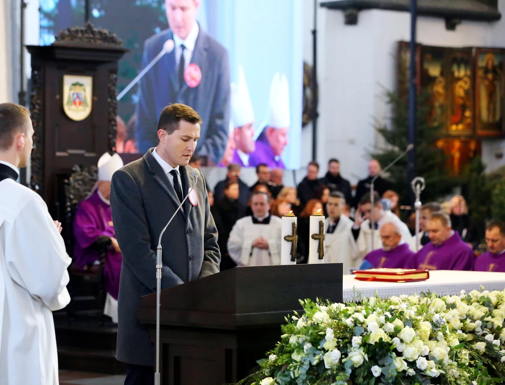 Wiceprezydent Gdańska Piotr Grzelak podczas mszy. Wiceprezydent Gdańska Piotr Grzelak podczas mszy.