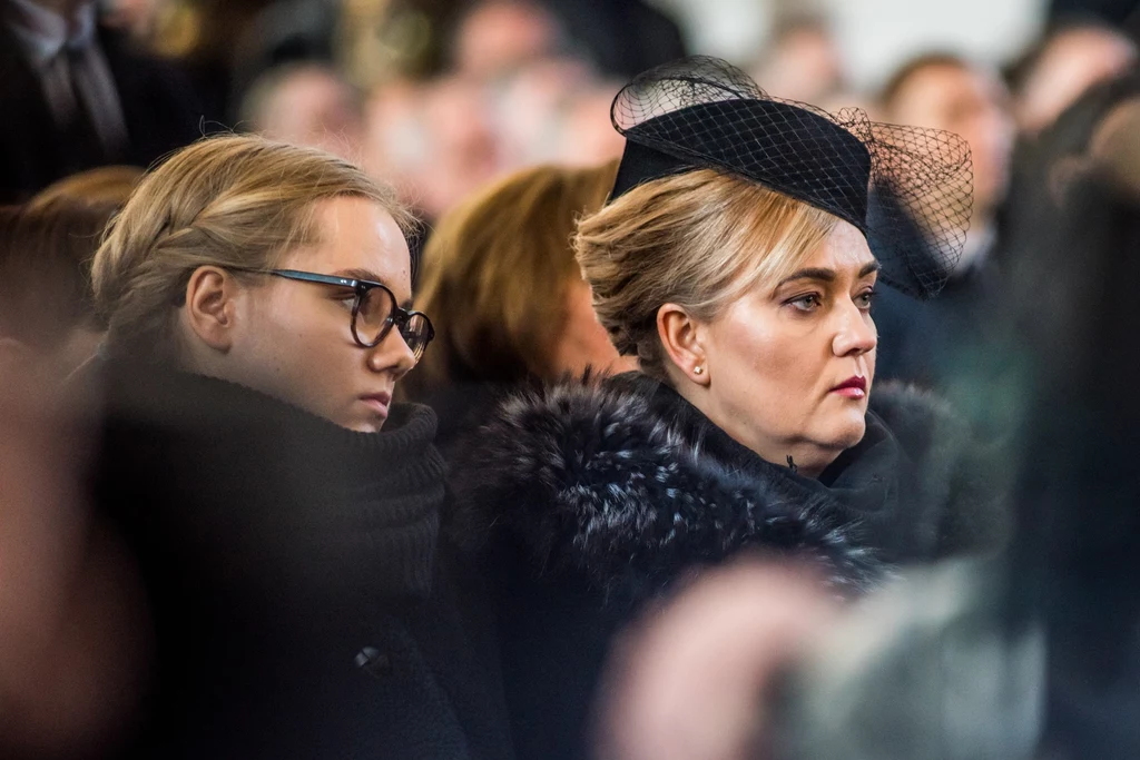 Żona Pawła Adamowicza - Magdalena i córka Antonina w czasie mszy pogrzebowej w Bazylice Mariackiej. Żona Pawła Adamowicza - Magdalena i córka Antonina w czasie mszy pogrzebowej w Bazylice Mariackiej.