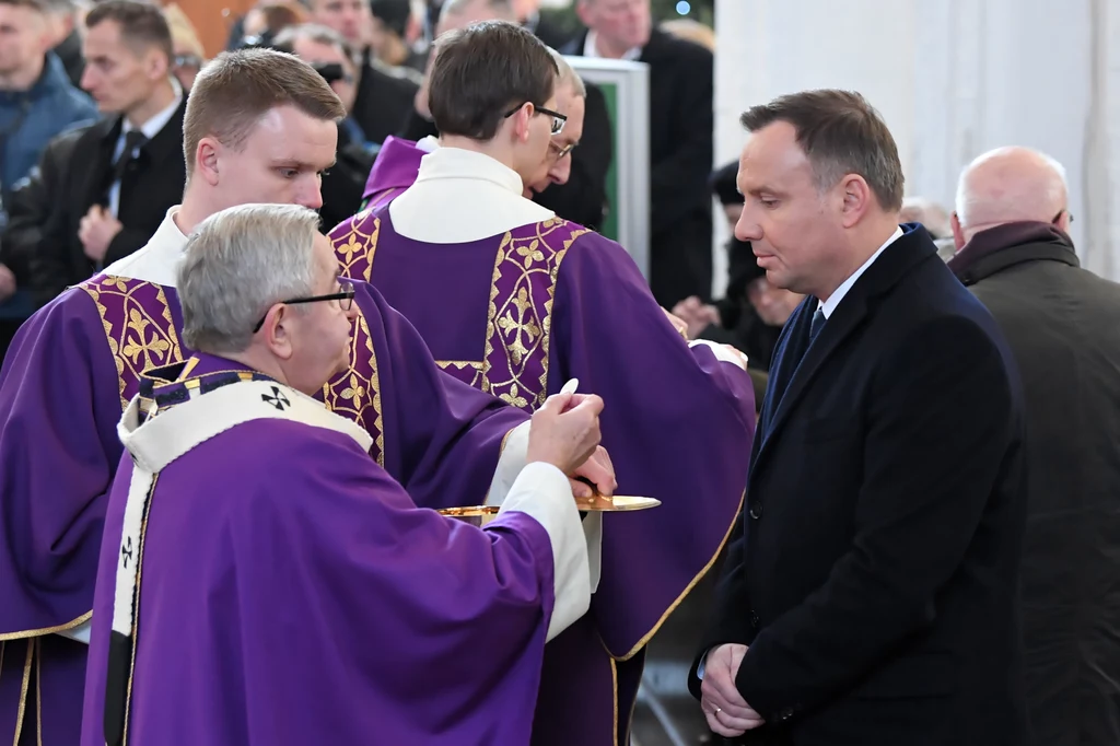 Prezydent Andrzej Duda przyjmuje komunię świętą. Prezydent Andrzej Duda przyjmuje komunię świętą.
