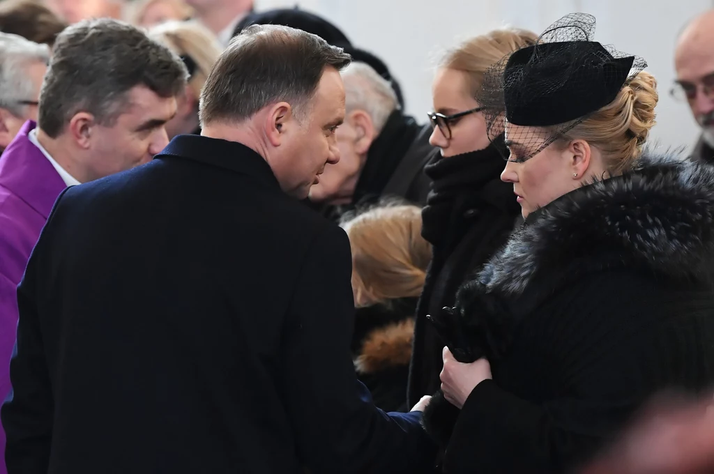 - Wierzę, że dobro rozleje się dalej, że skończy się fala nienawiści - mówiła Magdalena Adamowicz (na zdj. z Antoniną Adamowicz oraz prezydentem Andrzejem Dudą i biskupem pomocniczym Zbigniewem Zielińskim). - Wierzę, że dobro rozleje się dalej, że skończy się fala nienawiści - mówiła Magdalena Adamowicz (na zdj. z Antoniną Adamowicz oraz prezydentem Andrzejem Dudą i biskupem pomocniczym Zbigniewem Zielińskim).