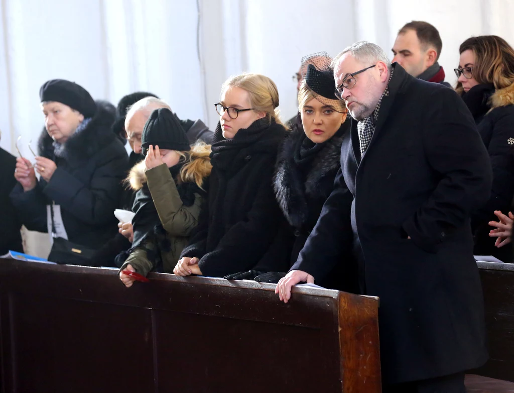 Najbliższa rodzina rodzina zmarłego: córki Teresa i Antonina, zona Magdalena, brat Piotr. Najbliższa rodzina rodzina zmarłego: córki Teresa i Antonina, zona Magdalena, brat Piotr.