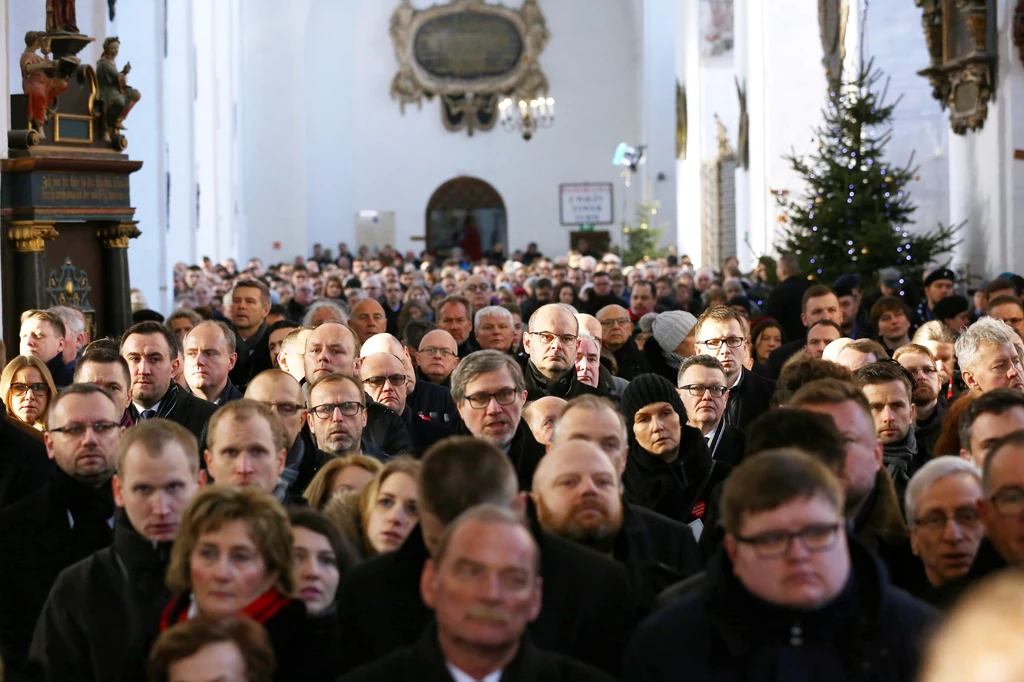 Policja podała, że w ostatnim pożegnaniu prezydenta Pawła Adamowicza w Gdańsku uczestniczy ok. 45 tys. osób. Policja podała, że w ostatnim pożegnaniu prezydenta Pawła Adamowicza w Gdańsku uczestniczy ok. 45 tys. osób.