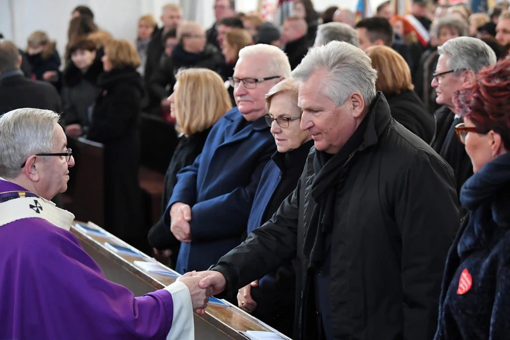Metropolita gdański abp Sławoj Leszek Głódź, Małgorzata Tusk, były prezydent Lech Wałęsa z żoną Danutą oraz były prezydent Aleksander Kwaśniewski z żoną Jolantą. Metropolita gdański abp Sławoj Leszek Głódź, Małgorzata Tusk, były prezydent Lech Wałęsa z żoną Danutą oraz były prezydent Aleksander Kwaśniewski z żoną Jolantą.