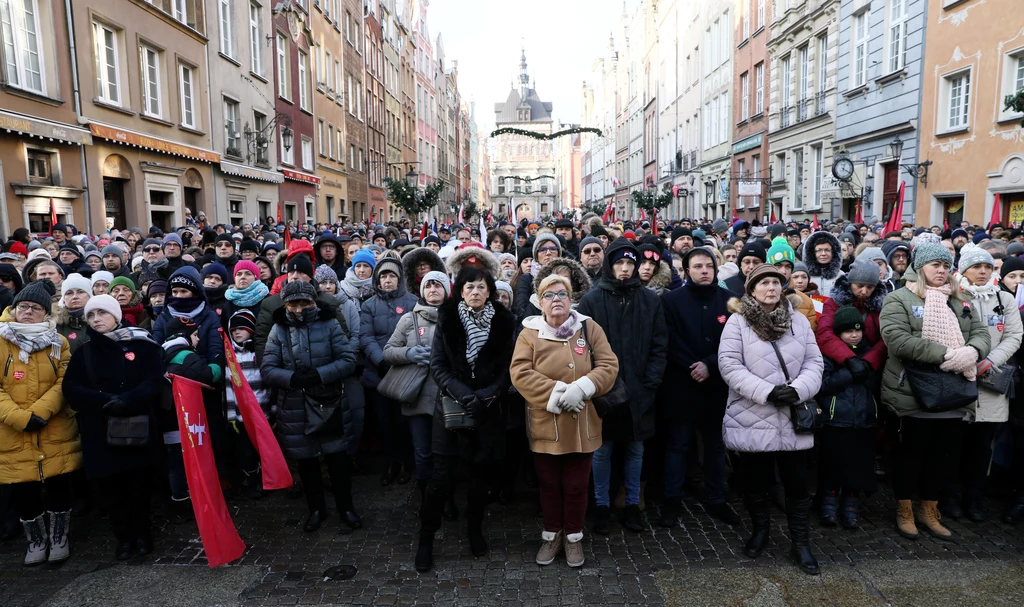 Tłumy w Gdańsku żegnają Pawła Adamowicza Tłumy w Gdańsku żegnają Pawła Adamowicza