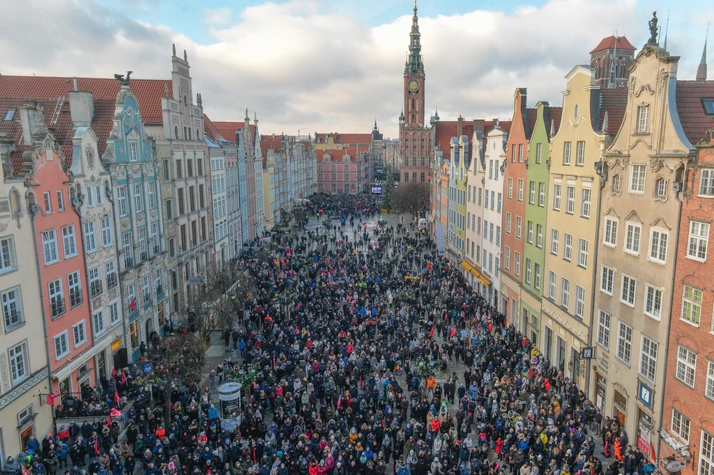 Ludzie zgromadzeni na ulicach Gdańska podczas mszy świętej w Bazylice Mariackiej Ludzie zgromadzeni na ulicach Gdańska podczas mszy świętej w Bazylice Mariackiej
