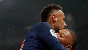 Neymar Jr w ramionach Kyliana Mbappe'a