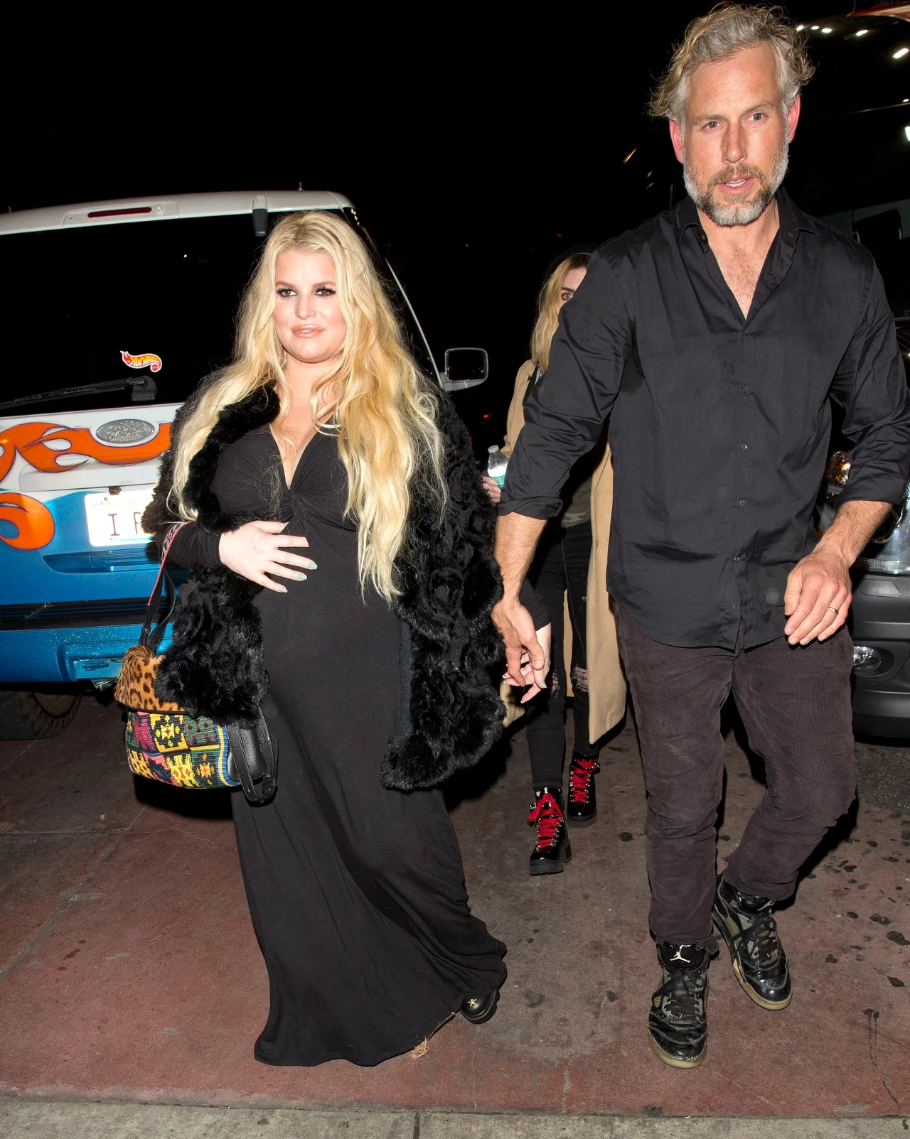 Gwiazda na tę okazję wybrała czarną długą suknię Gwiazda na tę okazję wybrała czarną długą suknię