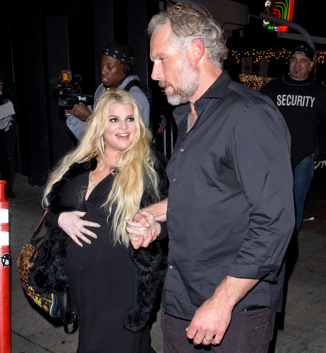 Towarzyszył jej mąż Towarzyszył jej mąż