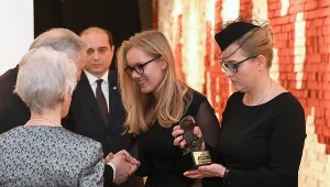 Żona prezydenta Gdańska, Magdalena Adamowicz (P) i córka Antonina Adamowicz (C) odebrały Nagrodę Orła Jana Karskiego przyznaną pośmiertnie zamordowanemu Pawłowi Adamowiczowi 