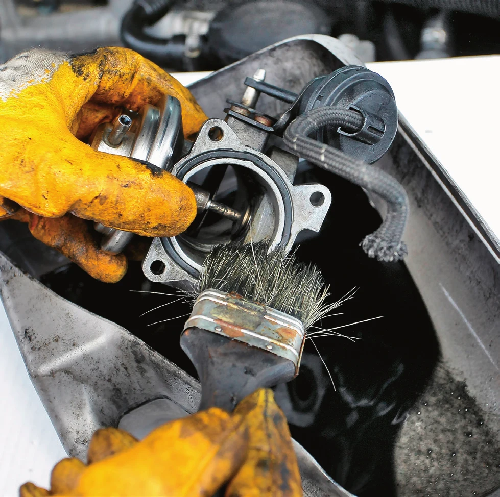 Sam preparat czyszczący w spreju nie wystarczy (zdj. główne). Aby skutecznie usunąć tłusty nagar z EGR-u trzeba dodatkowo użyć pędzla. Sam preparat czyszczący w spreju nie wystarczy (zdj. główne). Aby skutecznie usunąć tłusty nagar z EGR-u trzeba dodatkowo użyć pędzla.