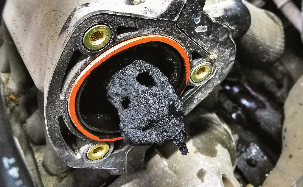 Nagar zmniejsza przepływ powietrza przez kolektor dolotowy. To negatywnie wpływa na parametry pracy silnika i pogarsza jego osiągi. Nagar zmniejsza przepływ powietrza przez kolektor dolotowy. To negatywnie wpływa na parametry pracy silnika i pogarsza jego osiągi.