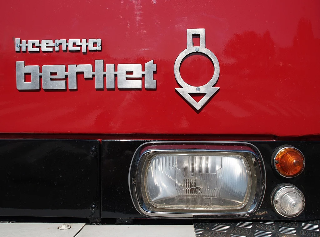 Charakterystyczne logo berliet na atrapie przedniej jelcza