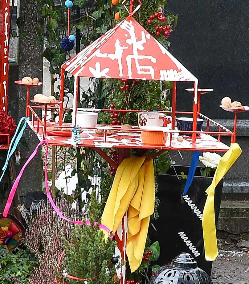 Na grobie Kory pojawił się karmnik. Fot. Pomponik Exclusive