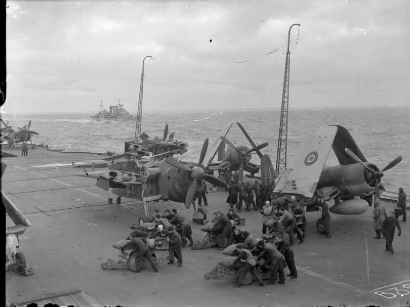 Bombowce Fairey Barracuda i myśliwce Vought Corsair na pokładzie lotniskowca HMS "Formidable"