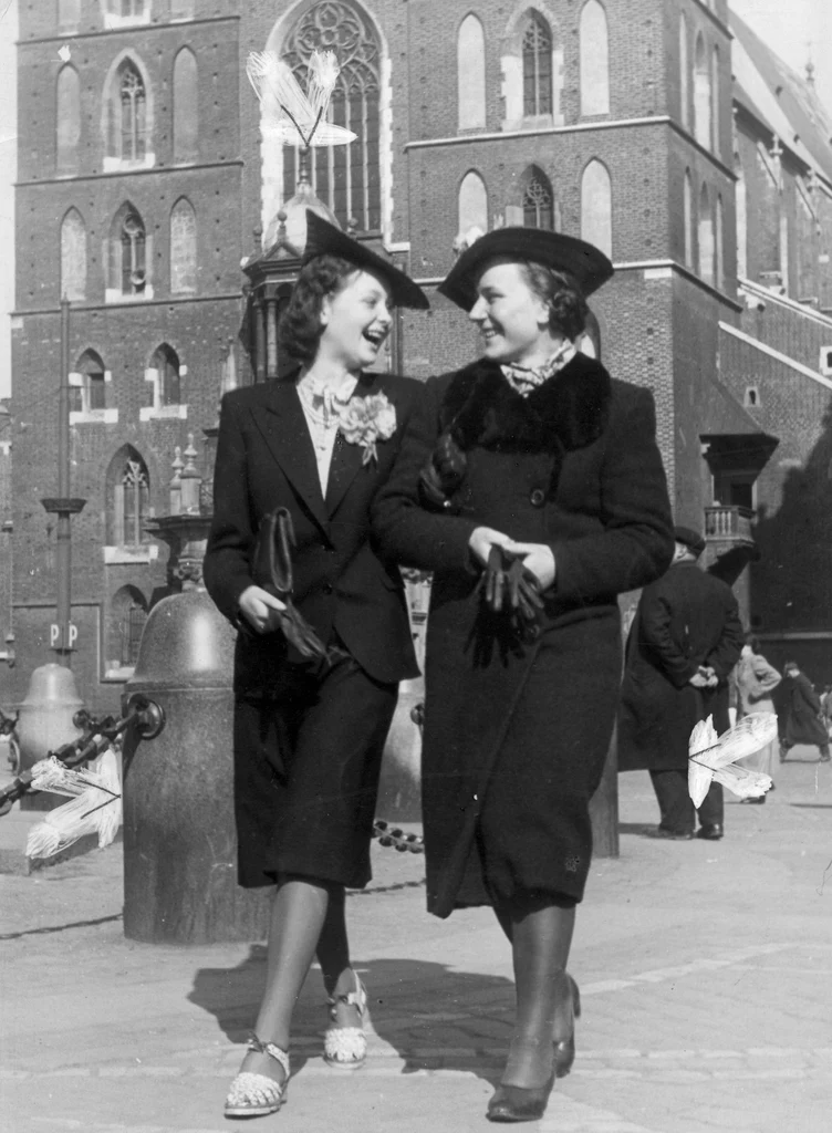 Dwie kobiety na spacerze przed Kościołem Mariackim w sesji niemieckiego fotografa z 1940 roku (domena publiczna)