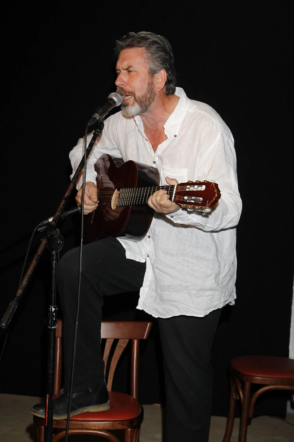 Roman Kołakowski był kompozytorem, piosenkarzem i gitarzystą, jak też poetą i tłumaczem 