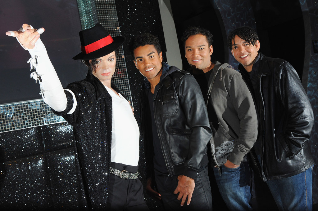 Grupa 3T (Taj Jackson pierwszy z prawej) i woskowa figura Michaela Jacksona