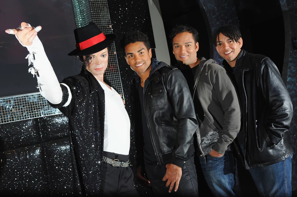 Grupa 3T (Taj Jackson pierwszy z prawej) i woskowa figura Michaela Jacksona