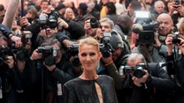 Celine Dion w otoczeniu fotoreporterów