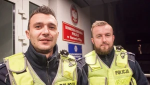 Funkcjonariusze gorzowskiej drogówki, mł. asp. Krzysztof Turek i st. sierż. Mateusz Partyka