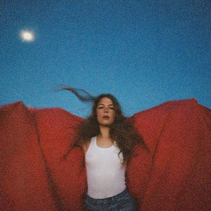 Maggie Rogers na okładce płyty "Heard It In a Past Life"