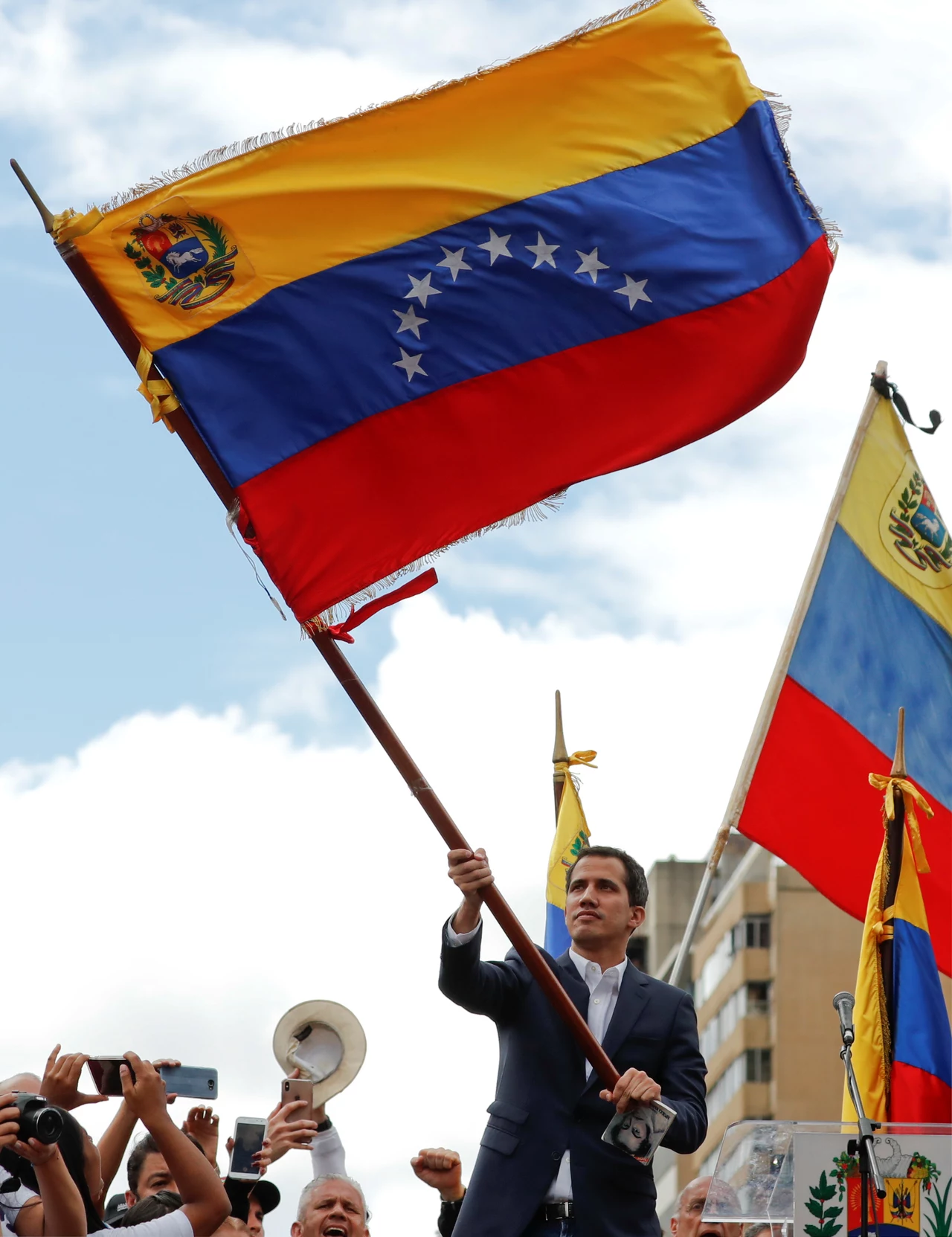 Demonstranci wyszli w środę (23 stycznia) na ulice wielu wenezuelskich miast, żądając ustąpienia socjalistycznego prezydenta Nicolasa Maduro i jego rządu. W czasie masowych protestów lider wenezuelskiej opozycji i przewodniczący parlamentu Juan Guaido ogłosił się tymczasowym prezydentem kraju. Uczynił to przed tłumem kilku tysięcy wiwatujących na jego cześć manifestantów w stolicy kraju - Caracas. Demonstranci wyszli w środę (23 stycznia) na ulice wielu wenezuelskich miast, żądając ustąpienia socjalistycznego prezydenta Nicolasa Maduro i jego rządu. W czasie masowych protestów lider wenezuelskiej opozycji i przewodniczący parlamentu Juan Guaido ogłosił się tymczasowym prezydentem kraju. Uczynił to przed tłumem kilku tysięcy wiwatujących na jego cześć manifestantów w stolicy kraju - Caracas.