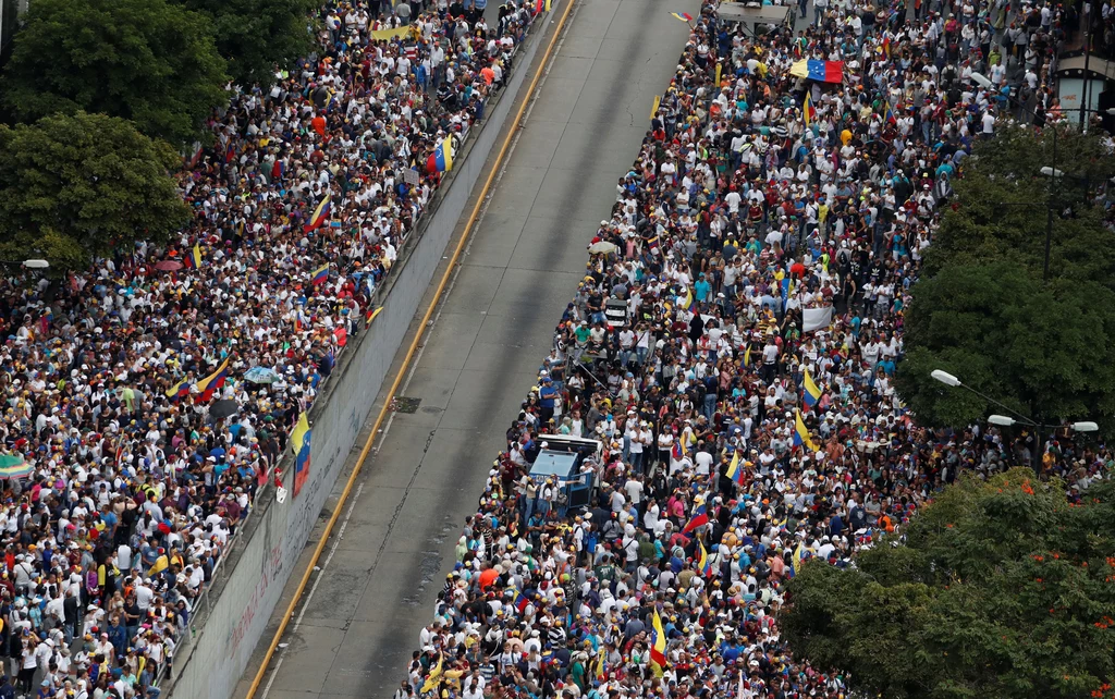 Demonstranci wyszli w środę (23 stycznia) na ulice wielu wenezuelskich miast, żądając ustąpienia socjalistycznego prezydenta Nicolasa Maduro i jego rządu. W czasie masowych protestów lider wenezuelskiej opozycji i przewodniczący parlamentu Juan Guaido ogłosił się tymczasowym prezydentem kraju. Uczynił to przed tłumem kilku tysięcy wiwatujących na jego cześć manifestantów w stolicy kraju - Caracas. Demonstranci wyszli w środę (23 stycznia) na ulice wielu wenezuelskich miast, żądając ustąpienia socjalistycznego prezydenta Nicolasa Maduro i jego rządu. W czasie masowych protestów lider wenezuelskiej opozycji i przewodniczący parlamentu Juan Guaido ogłosił się tymczasowym prezydentem kraju. Uczynił to przed tłumem kilku tysięcy wiwatujących na jego cześć manifestantów w stolicy kraju - Caracas.