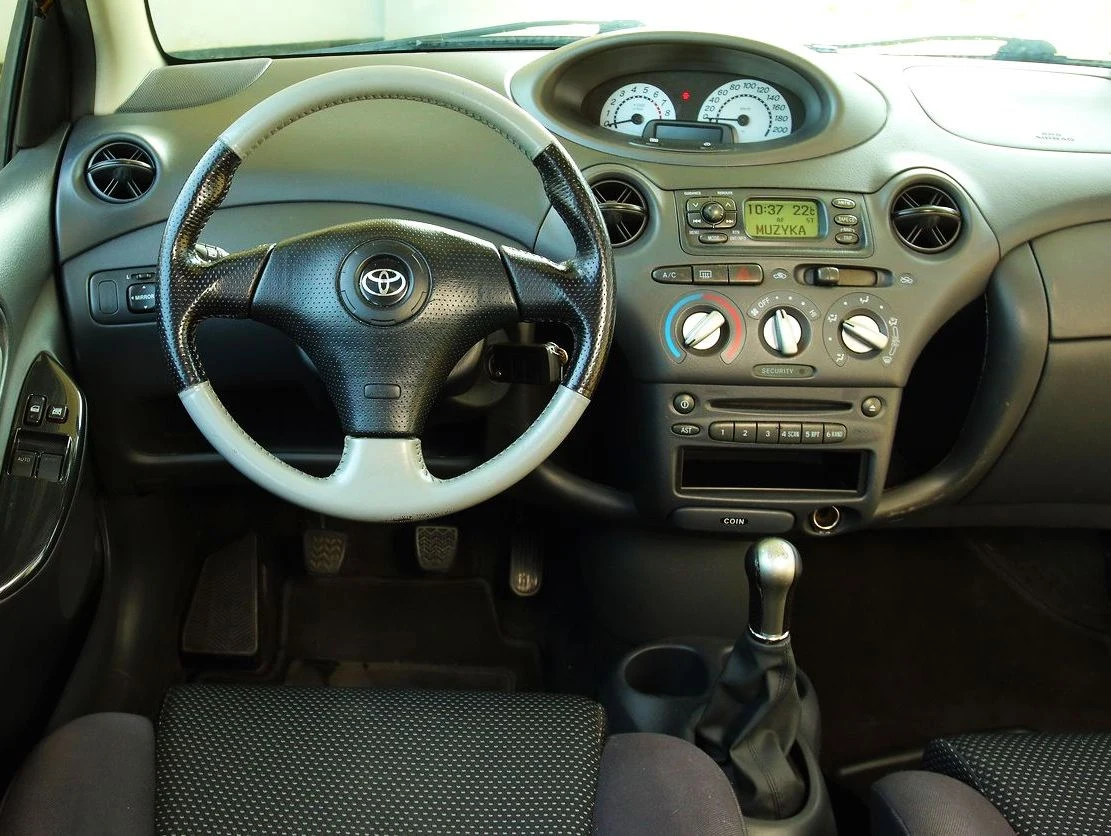 Tylko odmiana T-Sport ma analogowe wskaźniki, w pozostałych wersjach są ciekłokrystaliczne wyświetlacze. Niektóre egzemplarze mogą nie mieć klimatyzacji.