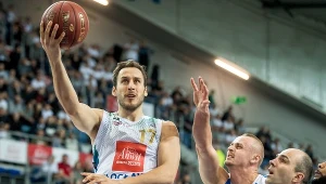 Vladimir Mihailovic z Anwilu (z piłką)