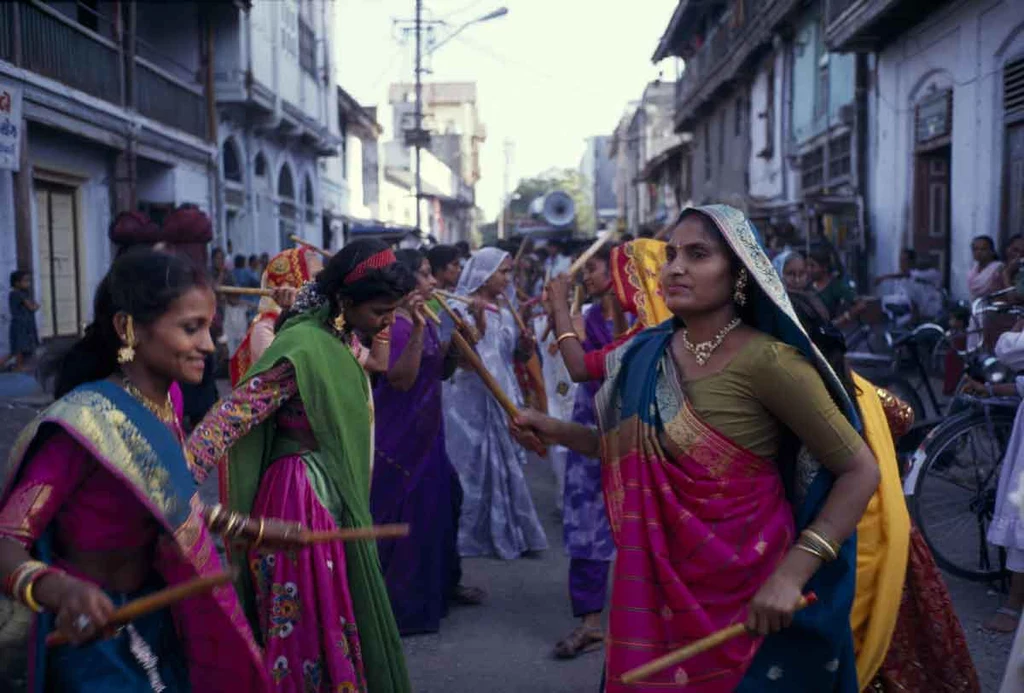 Kobiety tańczą tradycyjny taniec z kijami w Bhavnagar